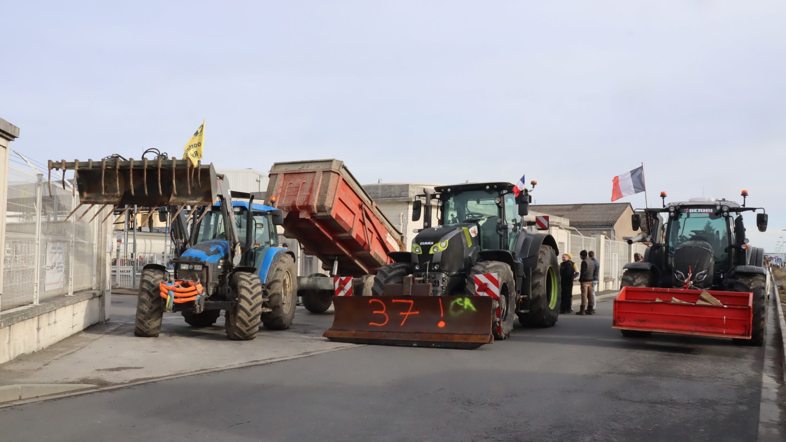 Saint-Pierre-des-Corps : Les agriculteurs toujours mobilisés au dépôt pétrolier