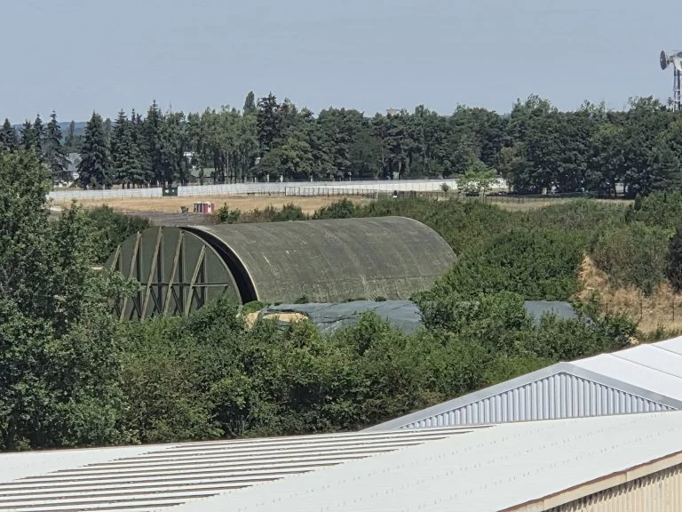 À l’aéroport de Tours, les anciens hangars militaires entament leur reconversion